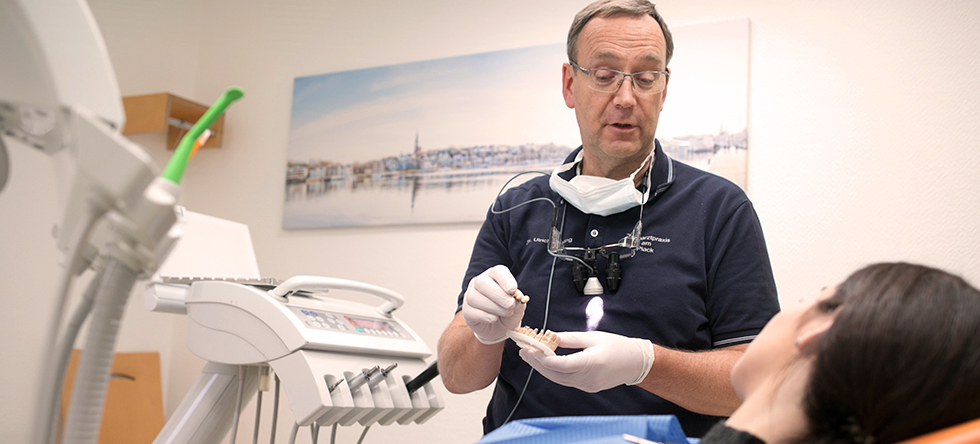 Sprechen Sie uns an – Implantologie-Spezialist Ulrich Höhling berät Sie gerne ausgiebig über den natürlichsten Zahnersatz für verloren gegangene Zähne und eine individuelle Behandlungsstrategie für Ihre Zähne.